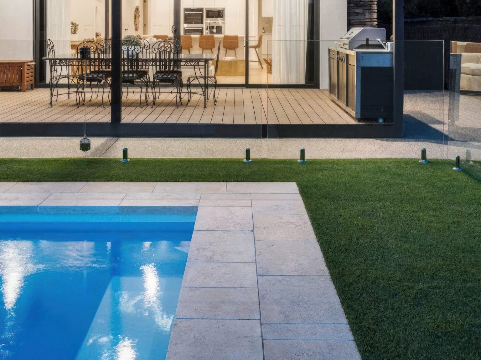 CREMA NOVELDA BRUSHED & TUMBLED LIMESTONE_RMS TRADERS_NATURAL STONE PAVERS POOL COPING INTERNAL TILE SUPPLIER MELBOURNE (43)1