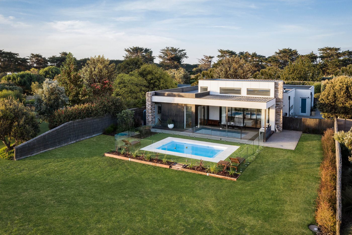 CREMA NOVELDA BRUSHED & TUMBLED LIMESTONE_RMS TRADERS_NATURAL STONE PAVERS POOL COPING INTERNAL TILE SUPPLIER MELBOURNE (44)