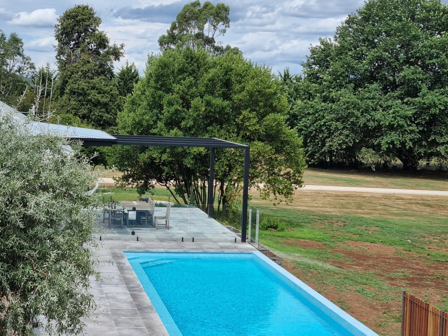 LONDON GREY BRUSHED & TUMBLED LIMESTONE_RMS TRADERS_NATURAL STONE PAVERS & POOL COPING SUPPLIER MELBOURNE (34)xx