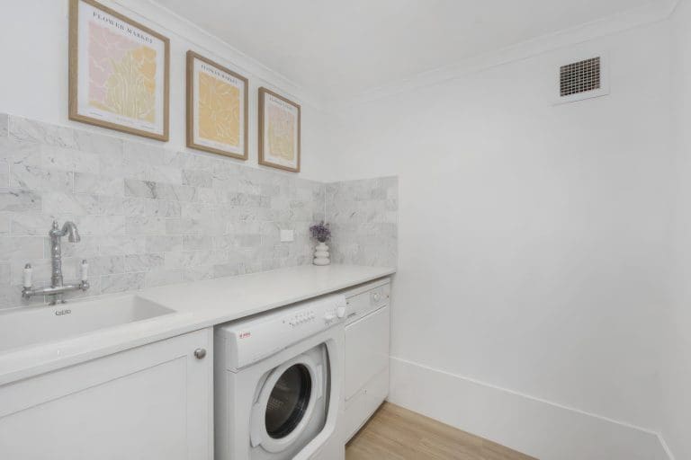 BIANCO CARRARA POLISHED SUBWAY TILES_RMS TRADERS_NATURAL STONE KITCHEN SPLASHBACK FEATURE WALL SUPPLIER MELBOURNE (7)