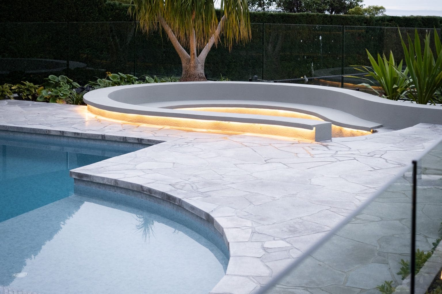 LONDON GREY BRUSHED & TUMBLED LIMESTONE CRAZY PAVING_RMS TRADERS_NATURAL STONE GREY PAVERS CRAZY PAVING SUPPLIER MELBOURNE (1)