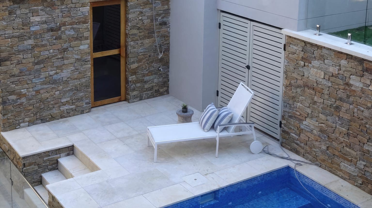 CREMA NOVELDA SANDBLASTED _ TUMBLED LIMESTONE_RMS TRADERS_NATURAL STONE PAVERS POOL COPING INTERNAL TILE SUPPLIER MELBOURNE (1)-gigapixel-standard-scale-4_00xx