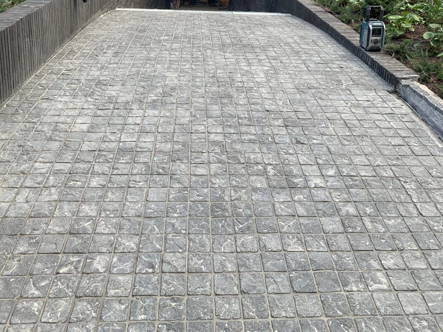 BORDEAUX BLUESTONE SPLIT & TUMBLED COBBLESTONES_RMS TRADERS_NATURAL STONE BLUESTONE PATHS DRIEWAY SUPPLIER MELBOURNE (29)