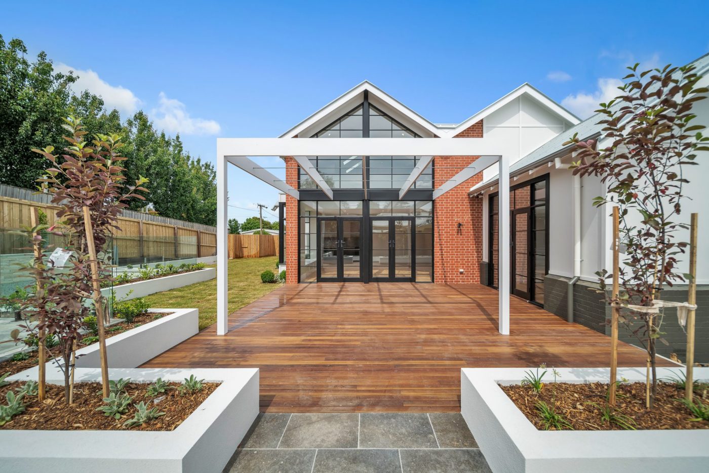 LONDON-GREY-LIMSETONE-BRUSHED-TUMBLED-RMS-TRADERS-LIMSETONE-PAVERS-AND-TILES-3-scaled