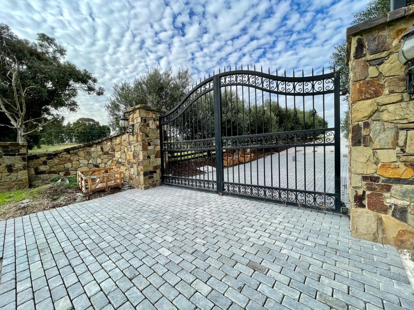 RMS-TRADRES-DARK-BLUESTONE-TUMBLED-COBBLES-1