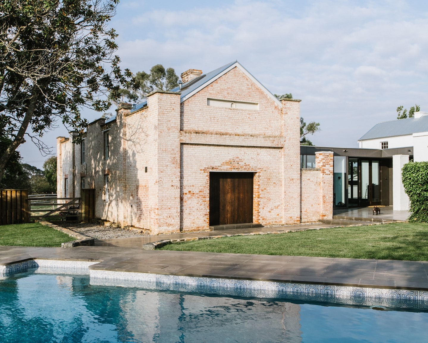 BLUESTONE PREMIUM CAT PAWSAWN RMS TRADERS NATURAL STONE PAVERS POOL COPING SUPPLIER MELBOURNE 1x Natural Stone - RMS Traders