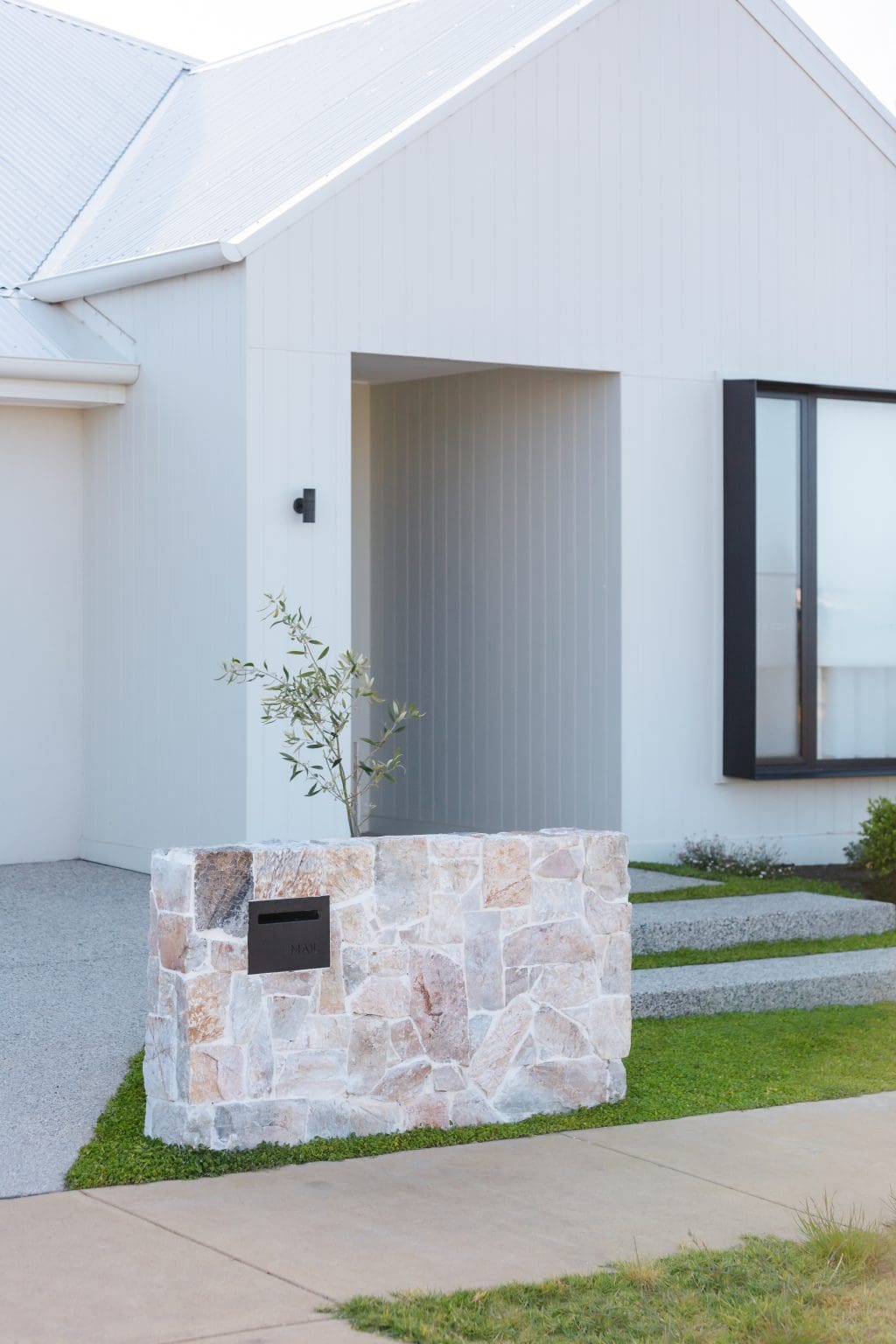 RMS Traders - Airlie Stone Wall Cladding _ London Grey Sandblasted 1