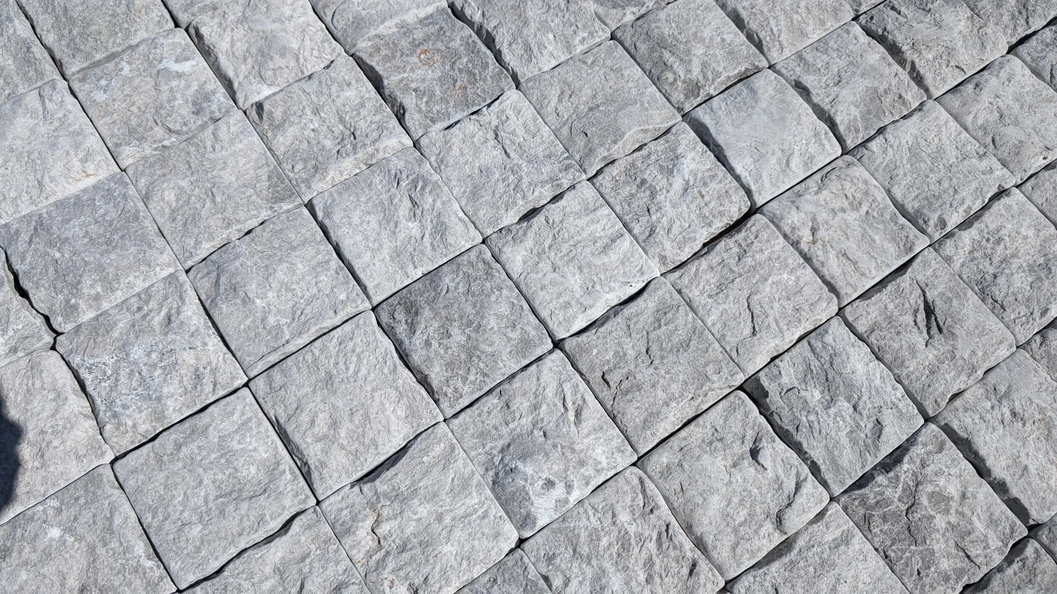 TUNDRA_GREY_SPLIT_LIMESTONE_COBBLESTONES_RMS TRADERS_05