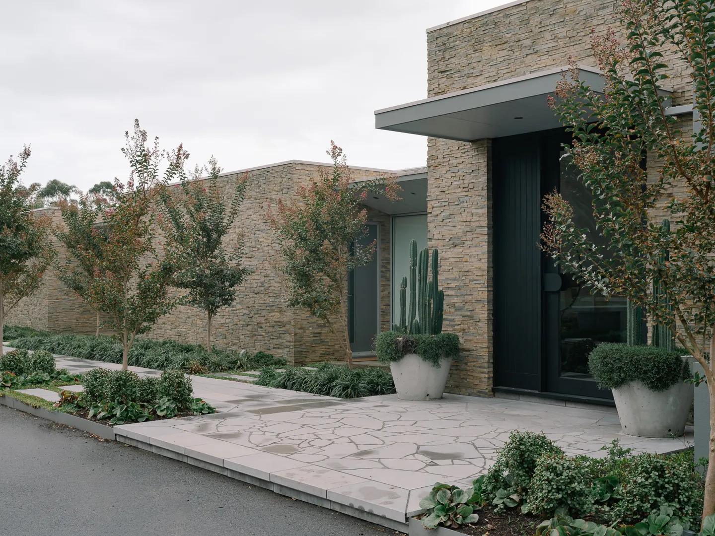 LONDON_GREY_BRUSHED_CRAZY_PAVING_LIMESTONE_RMS_TRADERS_NATURAL_STONE_SUPPLIER_MELBOURNE_001