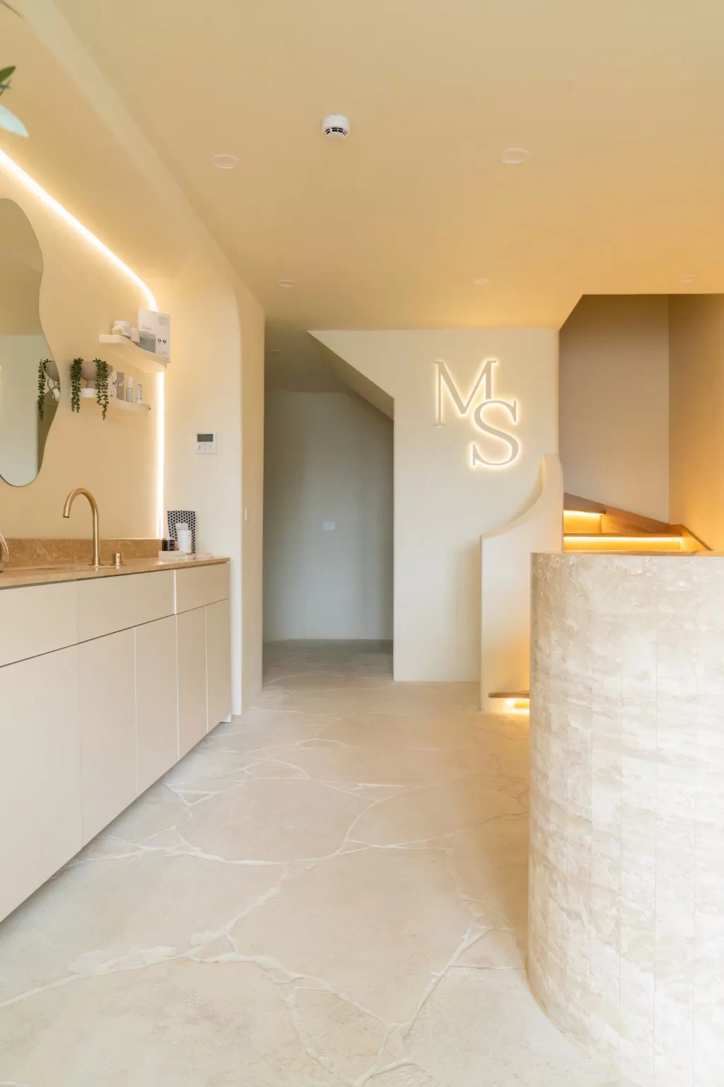 CREMA_NOVELDA_SANDBLASTED_LIMESTONE_CRAZY_PAVING_RMS_TRADERS_NATURAL_STONE_SUPPLIER_MELBOURNE (7)